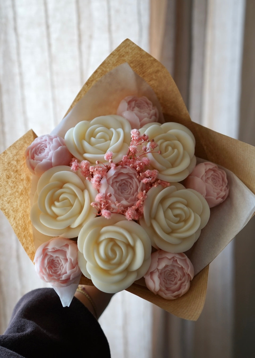 Bouquet de roses blanches et pivoines roses
